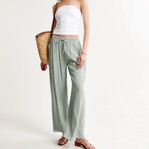 Abercrombie & Fitch Crinkle Textured Pull-On Wide
Leg Pant